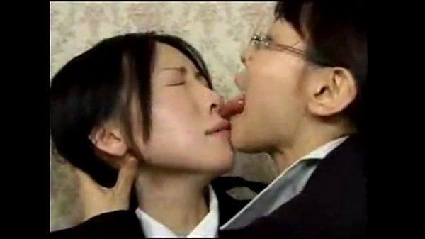 Deep kissing lesbian vids