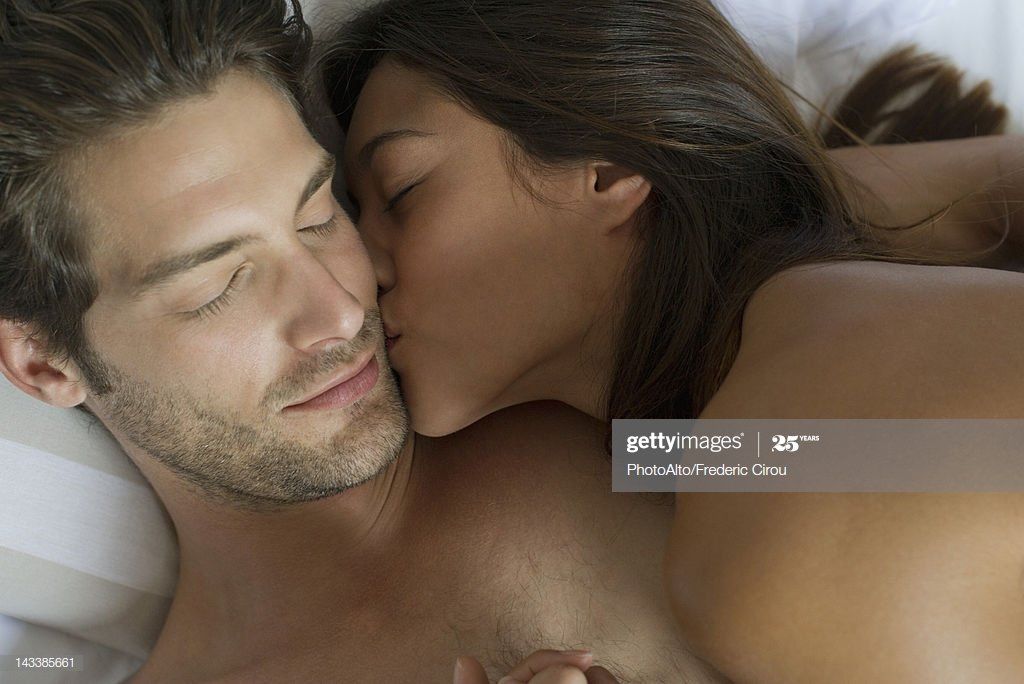 Kissing naked in bed - Porn archive