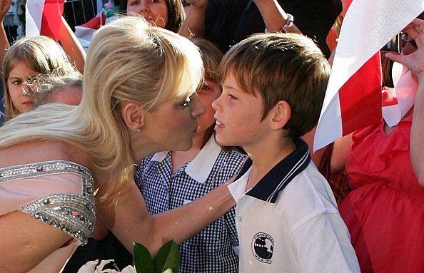 Cobalt reccomend Women kiss little boy