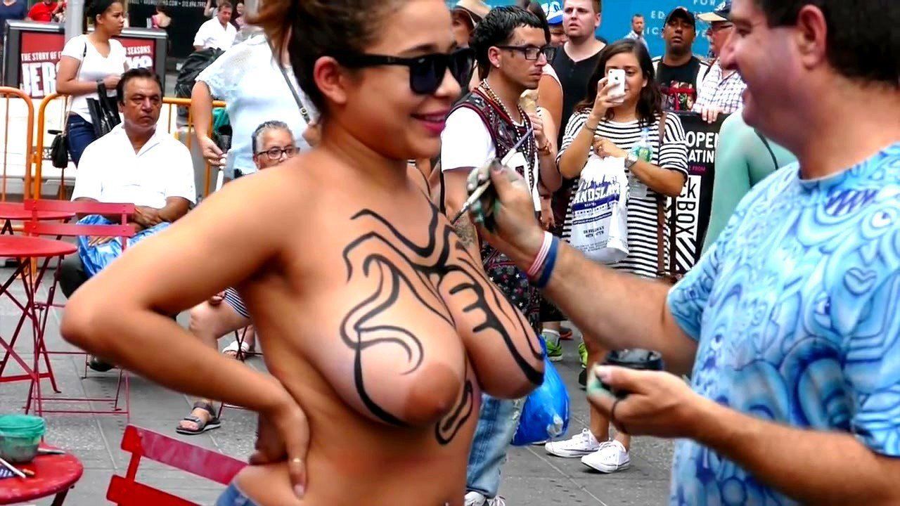 Body boob paint