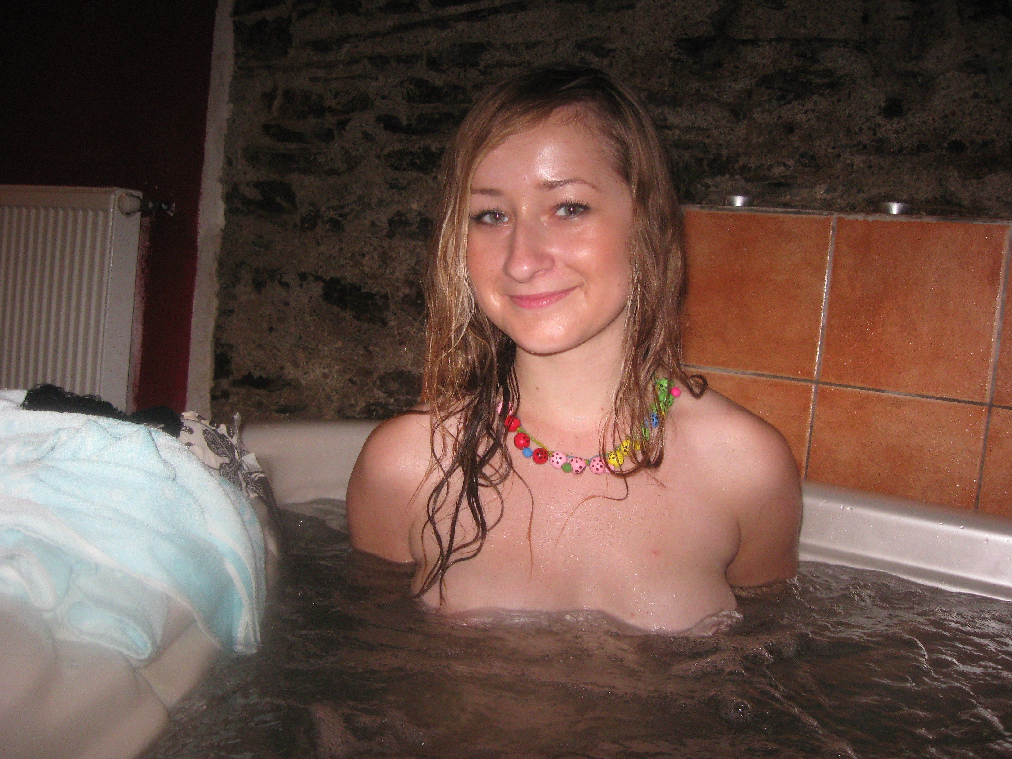 Two amateur girls in tub